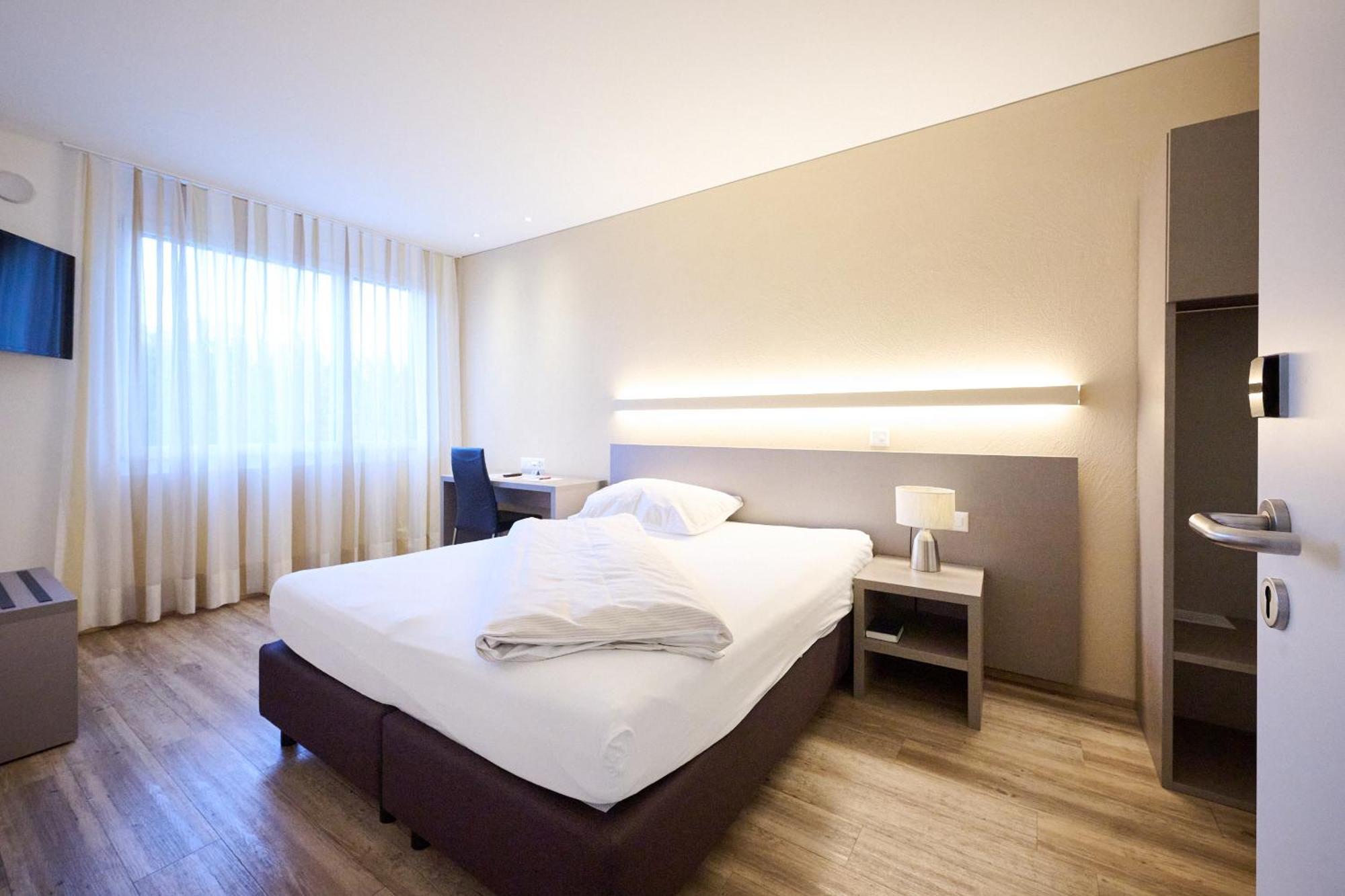 Hotel Am Kreisel Self-Check-In By Smart Hotels 라헨 외부 사진